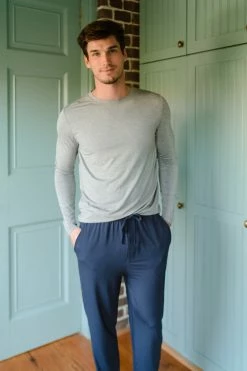 LAKE Men's Long Sleeve Bamboo Tee In Heather Gray